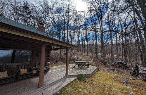 Ridgeway Cabin | Cozy 2-bedroom log cabin in the mountains near Berkeley Springs with AC, WiFi