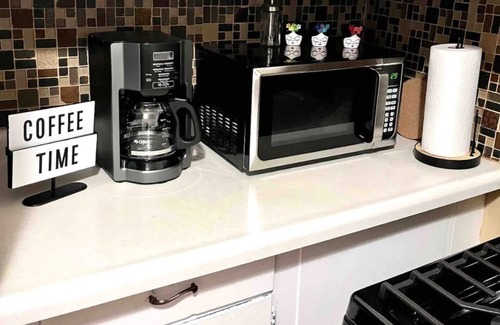 Chicago Lawn Apartment | Cozy 2- bedroom w/patio mins from Midway Airport