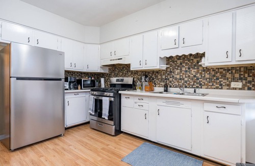 Chicago Lawn Apartment | Cozy 2- bedroom w/patio mins from Midway Airport