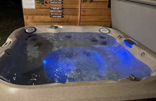 Converse House | Cozy 2 Story with Hot-Tub!