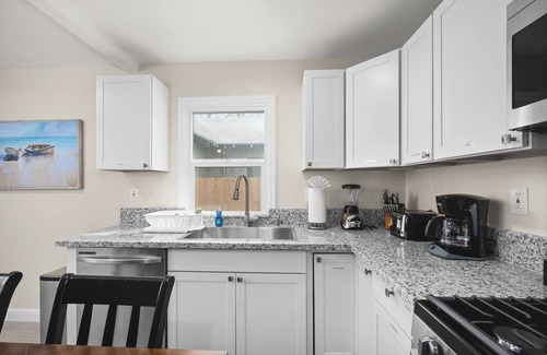 Fresno House | Cozy 2B/1Bth w Spacious Parking inside Fence