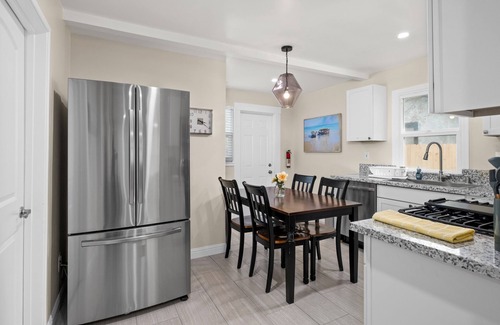 Fresno House | Cozy 2B/1Bth w Spacious Parking inside Fence