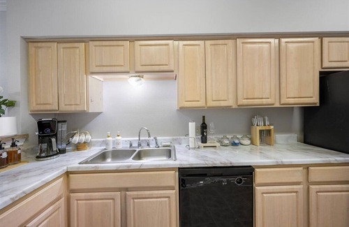 Cherrywood Apartment | Cozy 2B/2B-Heart of ATX-Walk to Moody UT ACL & SXSW