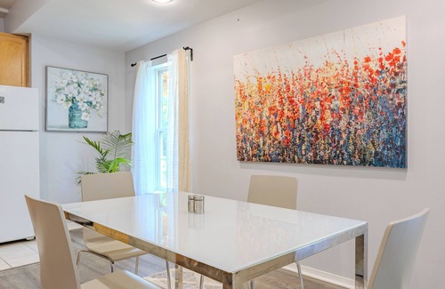 Herndon House | Cozy 2bd-ba Private Above Ground First Floor Suite