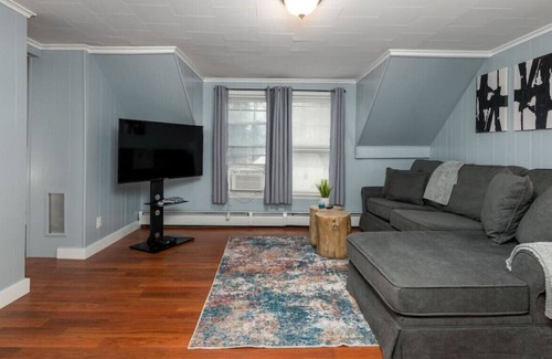 Southern Coast Apartment | Cozy 2BD | Sleeps 6 | Only 5 Miles To Beaches