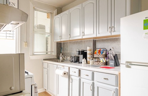 Bloomingdale Apartment | Cozy 2BR/1BA just 2 miles away from Capitol Hill! l Bright and Clean!