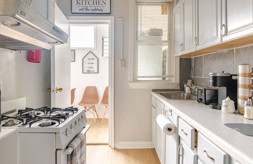 Bloomingdale Apartment | Cozy 2BR/1BA just 2 miles away from Capitol Hill! l Bright and Clean!
