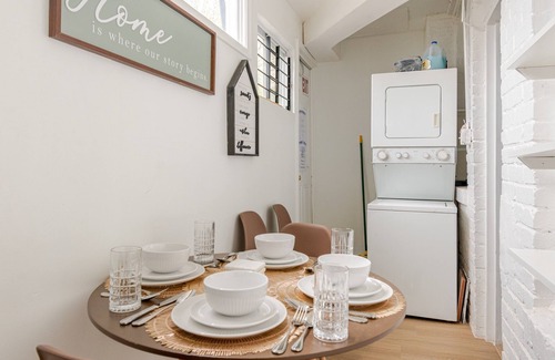 Bloomingdale Apartment | Cozy 2BR/1BA just 2 miles away from Capitol Hill! l Bright and Clean!
