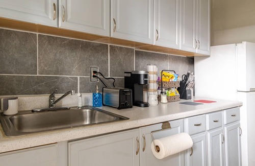 Bloomingdale Apartment | Cozy 2BR/1BA just 2 miles away from Capitol Hill! l Bright and Clean!