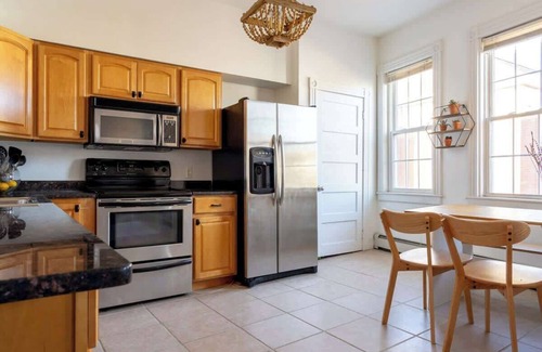 Off Broadway Apartment | Cozy 2BR/2BA Apt on Broadway