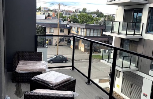 Bridgeland Apartment | Cozy 2BR+2Bathn 4-Min walk- Downtown Free parking!
