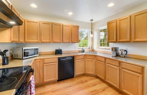 Juneau Apartment | Cozy 2BR Apt, Hot tub, King bed, secluded, and freshly remodeled!n