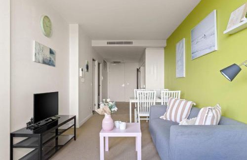 Carlton South Apartment | Cozy 2BR Apt Near Melbourne Central w City Views