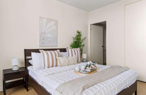 Carlton South Apartment | Cozy 2BR Apt Near Melbourne Central w City Views