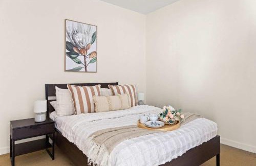 Carlton South Apartment | Cozy 2BR Apt Near Melbourne Central w City Views