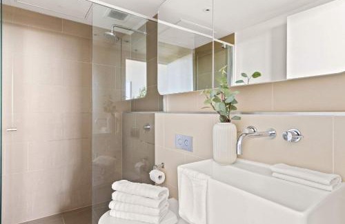 Carlton South Apartment | Cozy 2BR Apt Near Melbourne Central w City Views