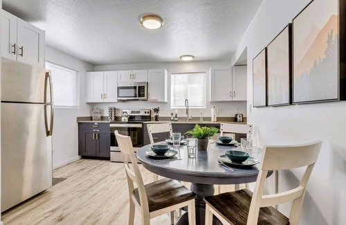 Sugar House Apartment | Cozy 2BR Apt w Parking Near Downtown SLC