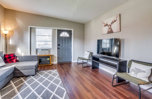 Seguin Cabin | Cozy 2br cabin on the river | WiFi | Sleeps 6