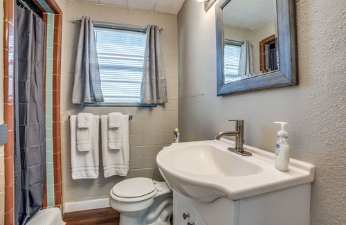 Seguin Cabin | Cozy 2br cabin on the river | WiFi | Sleeps 6