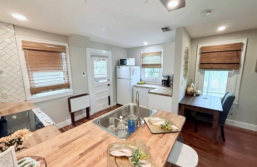 Historic Old Northeast Cottage | Cozy 2BR Cottage Steps2 Pier, Vinoy, Beach Dr+Bikes