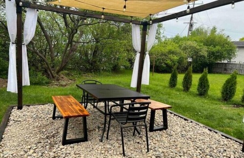Dartmoor House | Cozy 2BR Mid-Century Townhouse w/Parking Near Downtown Ann Arbor & The Big House