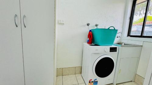 East Albury Apartment | Cozy 2BR Retreat, 3-Minute Drive to Albury Airport