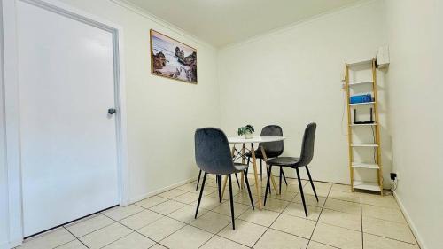 East Albury Apartment | Cozy 2BR Retreat, 3-Minute Drive to Albury Airport