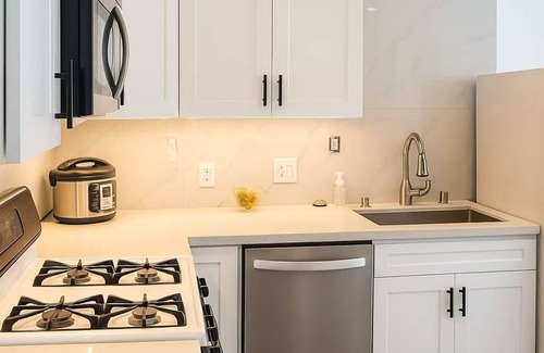 Shoreline House | Cozy 2BR w/WiFi and AC Near UW, Northgate, Golf & All Amenities in Shoreline