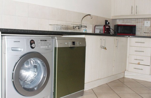 Greater Johannesburg Metropolitan Area Apartment | Cozy 3 Bed Duplex ,sleeps 6 With Double Bathroom