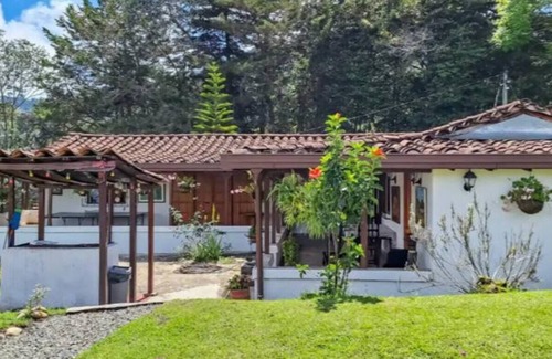 El Penol Cottage | Cozy 3-bedroom cottage in tranquil Vereda Bonilla with WiFi