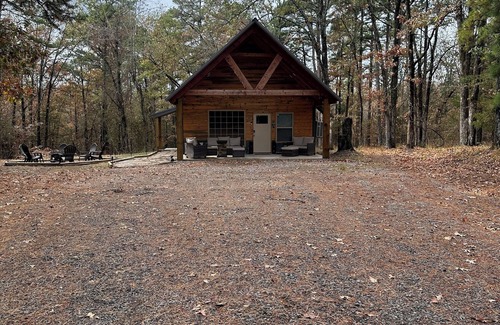 Winrock Cabin | Cozy 3-bedroom cabin on Petit Jean Mountain with AC, WiFi