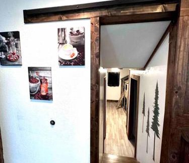 Kingston House | Cozy 3 Bedroom Cabin with Patio, Kids' Playground, and Large Grill