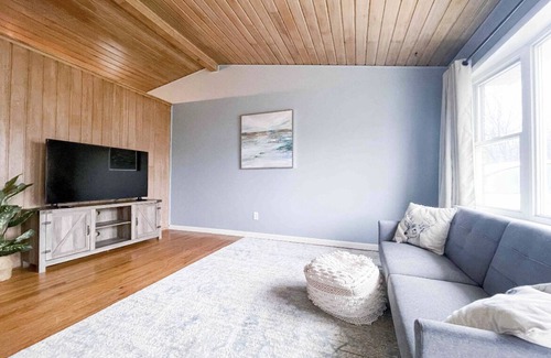 Elyria House | Cozy 3 bedroom house in a nice neighborhood