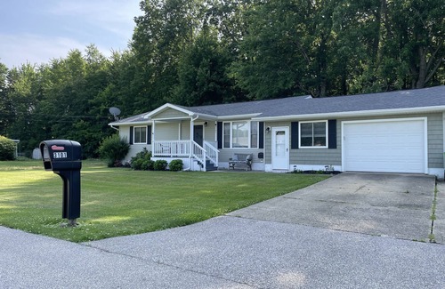Ashtabula House | Cozy 3-bedroom house in Saybrook on the Lake 4.2 m. To GOTL, 10 m. Spire