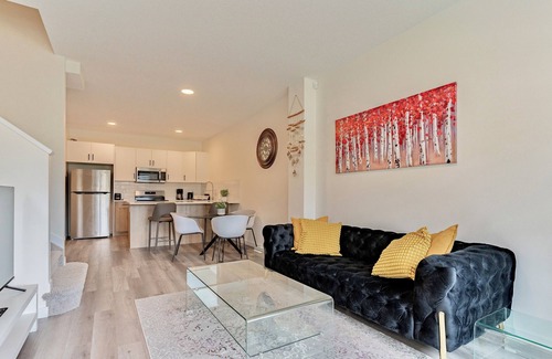 North Central Edmonton House | Cozy 3 bedroom townhouse in downtown Edmonton.