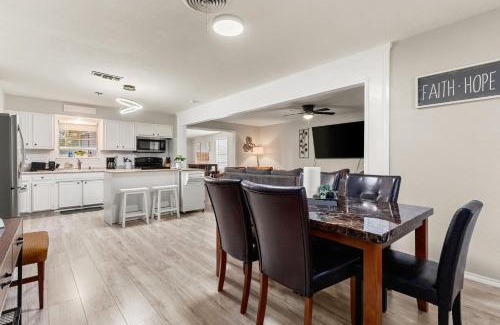 Southside House | Cozy 3 bedroom with HOT TUB 2 min away from lackland