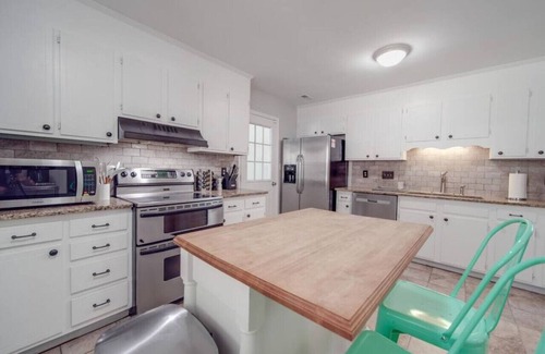 Biddleville House | Cozy 3-BR Bungalow—City Views—Fire Pit—Football!