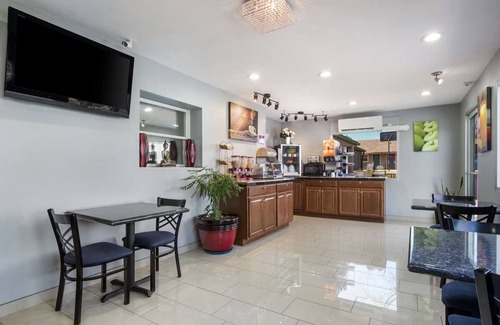 Salem Hotel | Cozy 3 Double Rooms! Spacious, Non-Smoking, Near Local Shops & Historic Sites!