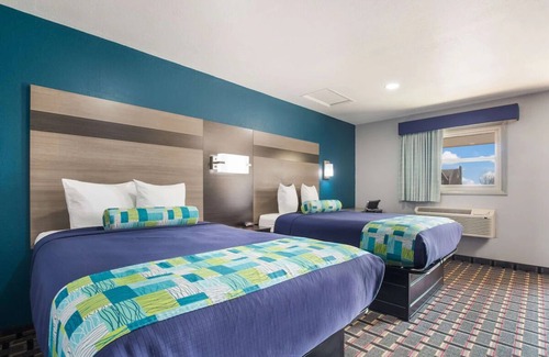 Salem Hotel | Cozy 3 Double Rooms! Spacious, Non-Smoking, Near Local Shops & Historic Sites!
