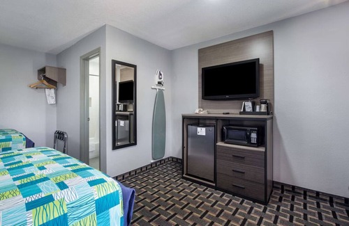 Salem Hotel | Cozy 3 Double Rooms! Spacious, Non-Smoking, Near Local Shops & Historic Sites!
