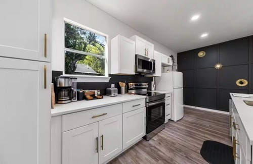 Eastside Promise Neighborhood House | Cozy 3BD/2BA Lackland JBSA SeaWorld Riverwalk