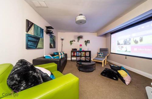 Northwest Edmonton House | Cozy 3BD w/AC, Patio, Theatre Room, 15 min to DT
