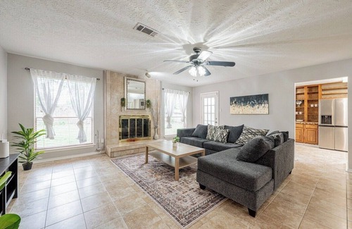 Houston House | Cozy 3BR Home near Airport