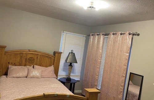 Vernon House | Cozy 3BR Near Restaurants & Shopping Area