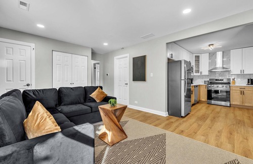 Des Plaines House | Cozy 3BR Retreat with grill Near O’Hare Airport