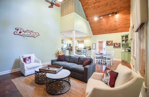 Starkville House | Cozy, 3Min Walk To Downtown, Firepit, King, SmartTv, 4Beds