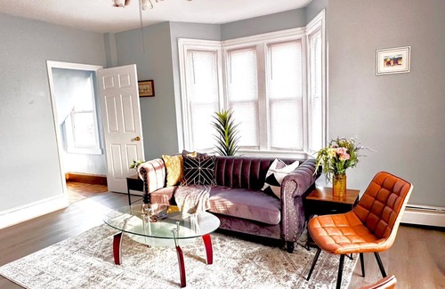 Smith Hill Apartment | Cozy 4 Bed 2 Bath Apartment