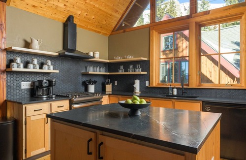 Saint Mary's Cabin | Cozy 4 Bedroom 2 Bathroom Cabin in Idaho Springs