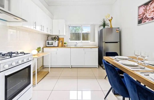 Mascot House | Cozy 4 Bedroom House at Prime Location