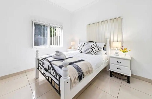 Mascot House | Cozy 4 Bedroom House at Prime Location
